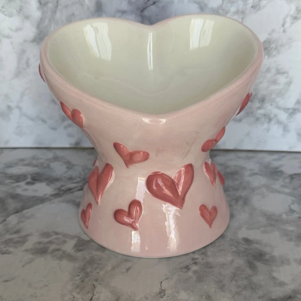 Elegant Pink Heart Cat Feeder